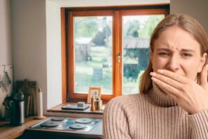 casa, donna nauseata dal brutto odore