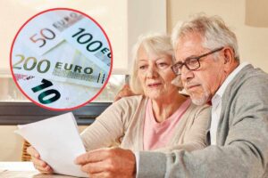 coppia di anziani che legge carta e soldi
