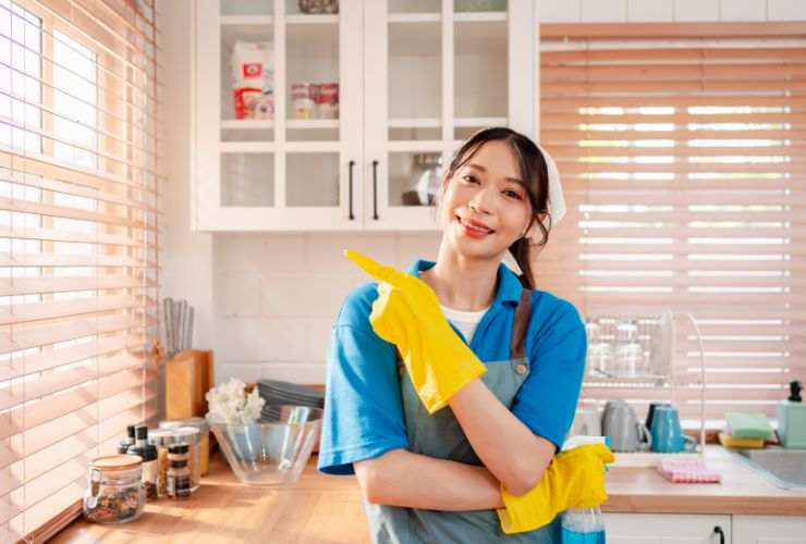 donna delle pulizie in cucina