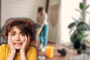 donna che pulisce casa e un'altra spaventata