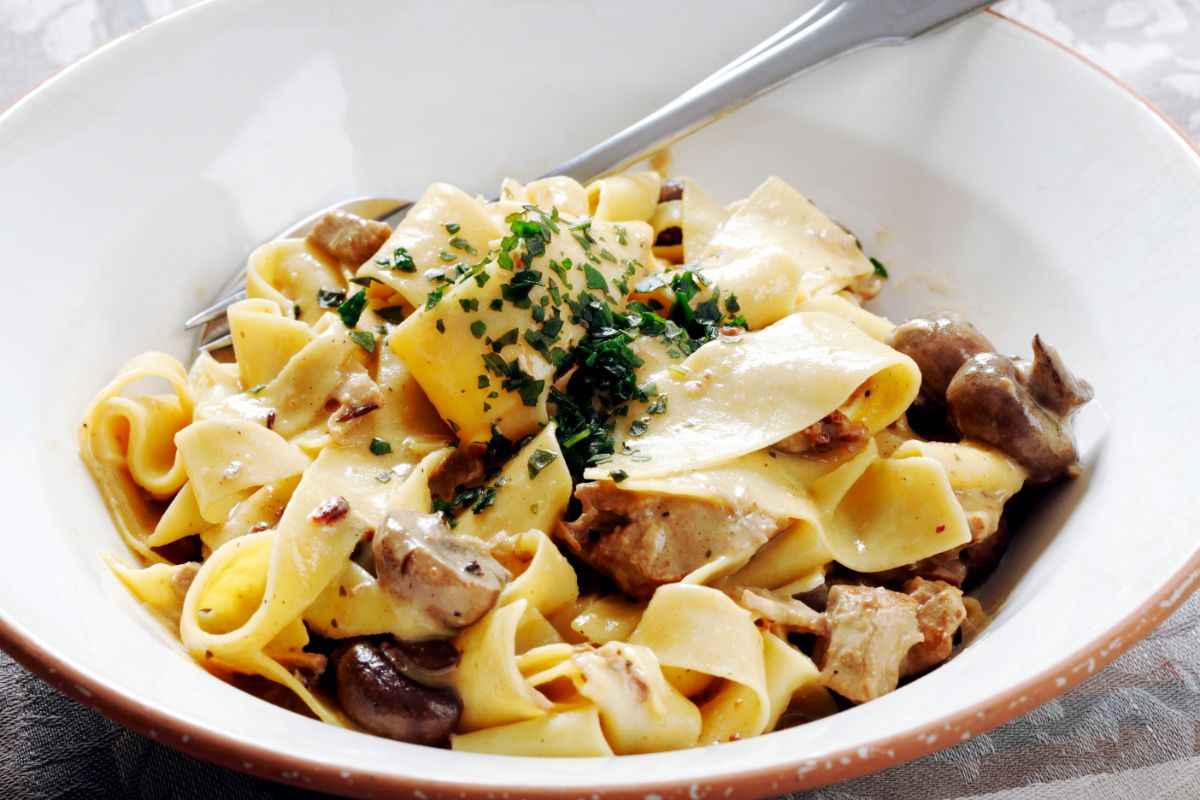 piatto di pappardelle ai funghi