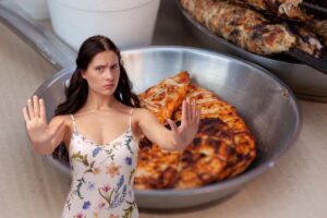 donna che dice di no al petto di pollo secco e bruciato