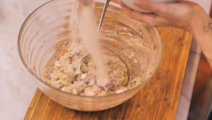 Ciotola con l'impasto per le polpette