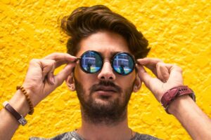 ragazzo in posa con occhiali da sole
