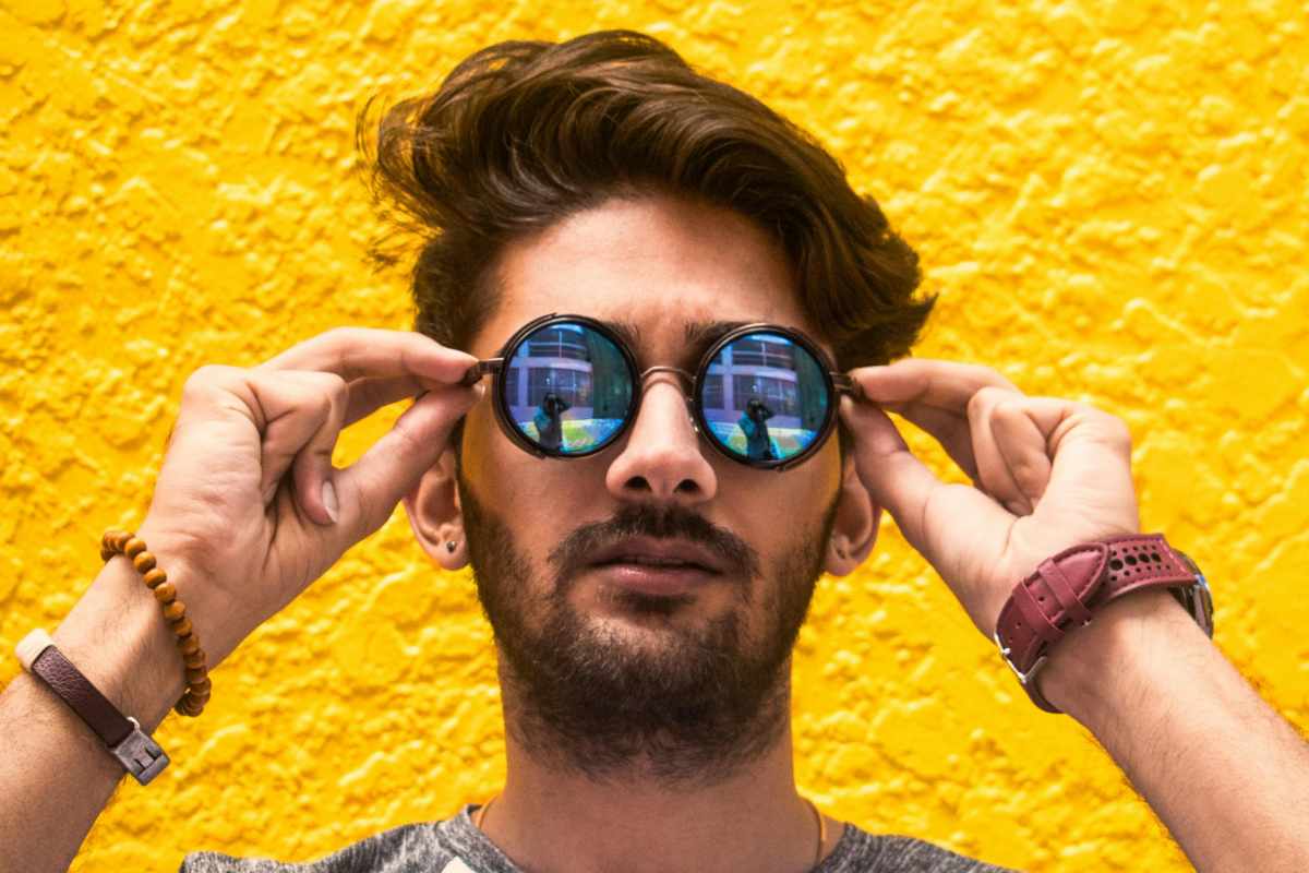 ragazzo in posa con occhiali da sole