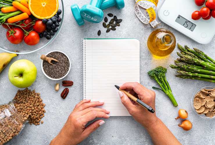 quaderno e alimenti sani per dieta