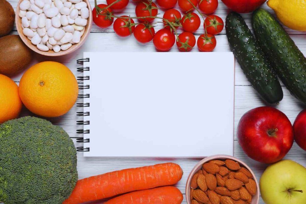 Blocco note attorniato da alimenti