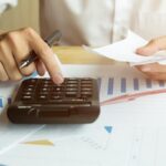 Uomo calcola costi bolletta