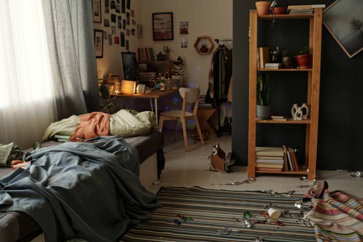 camera da letto in disordine