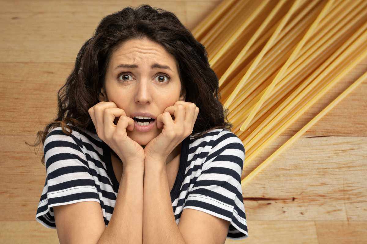 Donna preoccupata, spaghetti