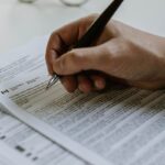 Uomo compila documenti
