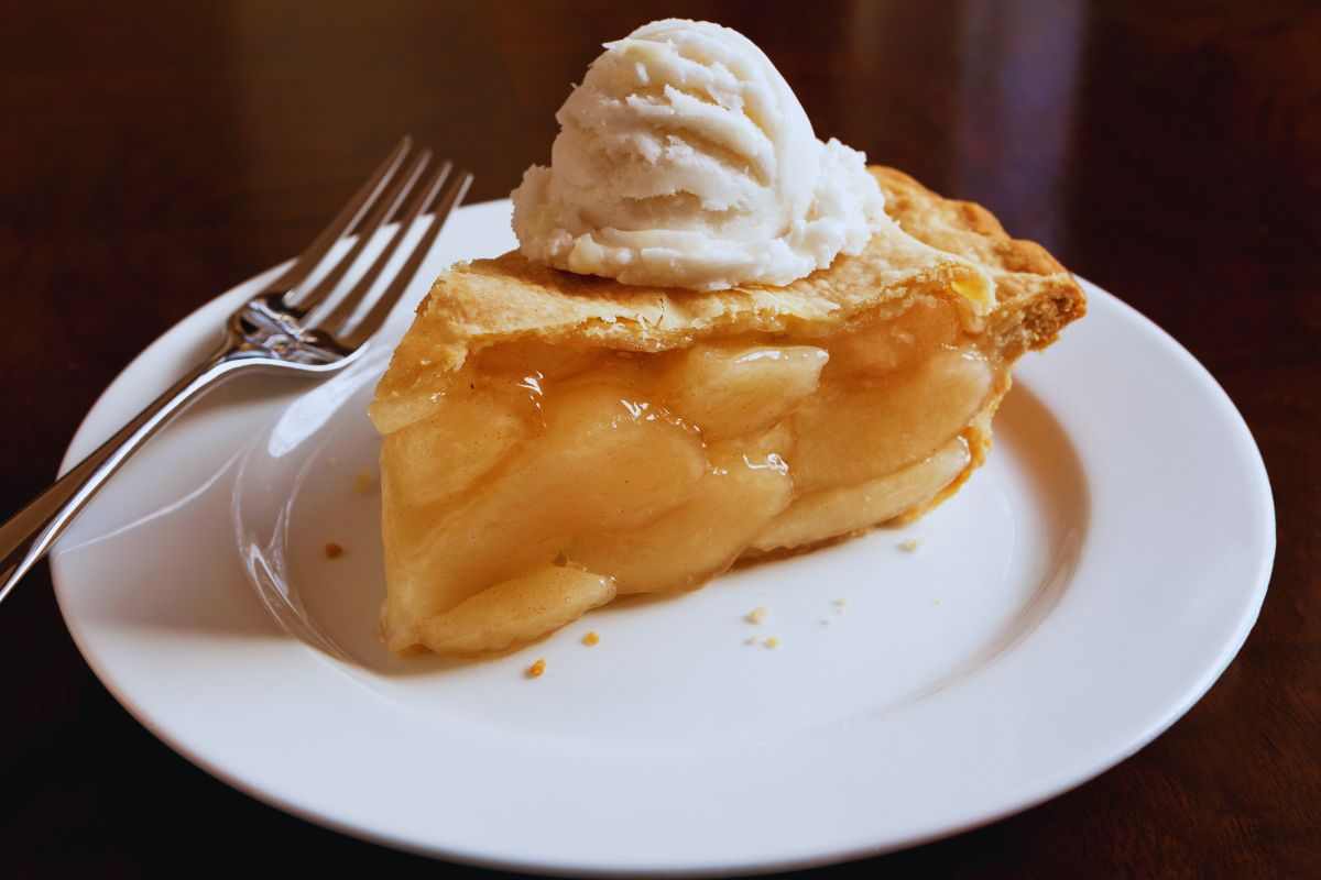 Fetta di torta di mele in un piatto