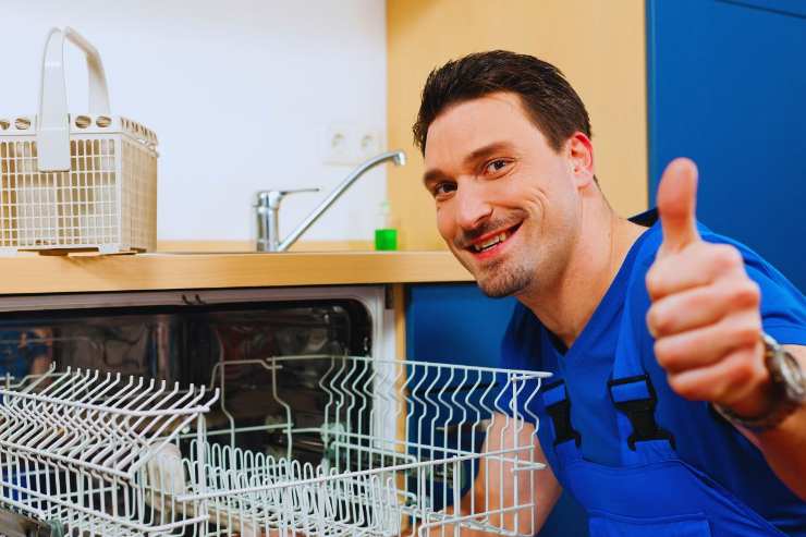 Tecnico lavastoviglie che mostra il pollice all'in sù