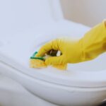 Persona che pulisce il WC