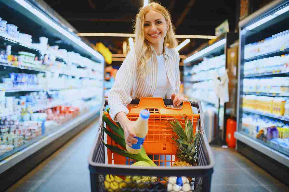 Donna sorridente al supermercato