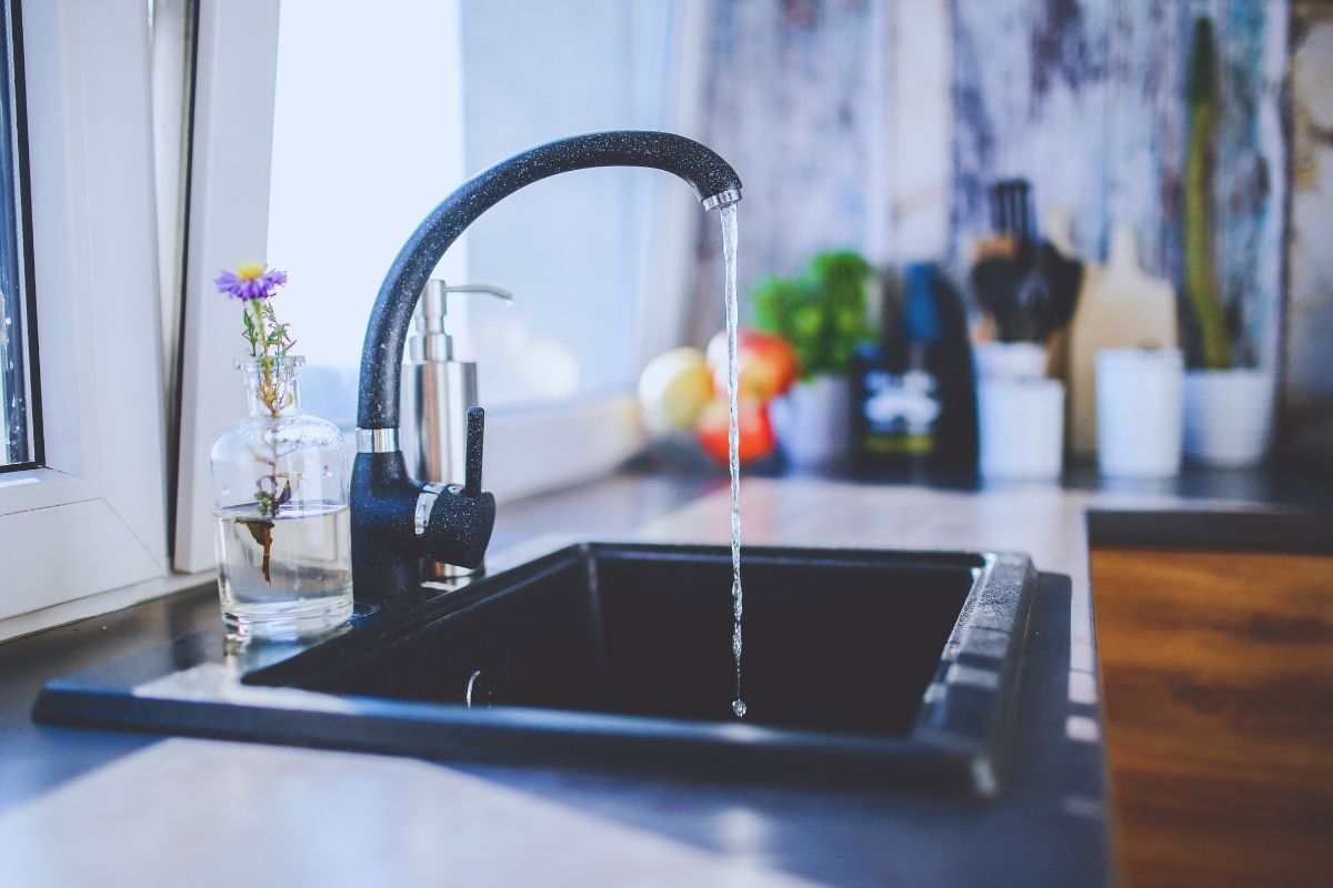 Acqua che scorre in lavandino