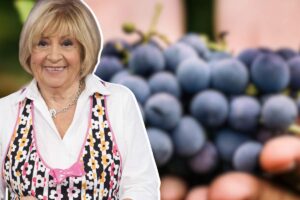 Anna Moroni e nello sfondo uva nera