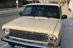 Una vecchia auto parcheggiata