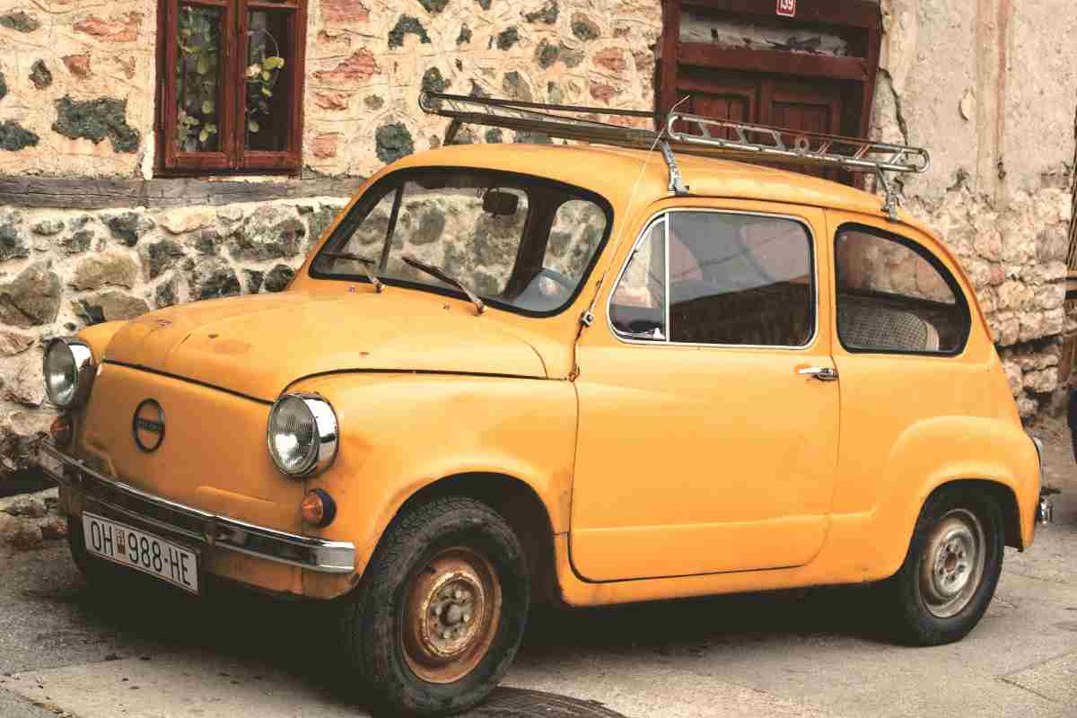 Una vecchia utilitaria gialla