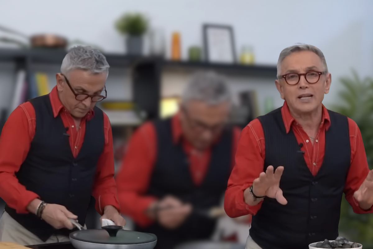 Bruno Barbieri che cucina con sfondo sfocato