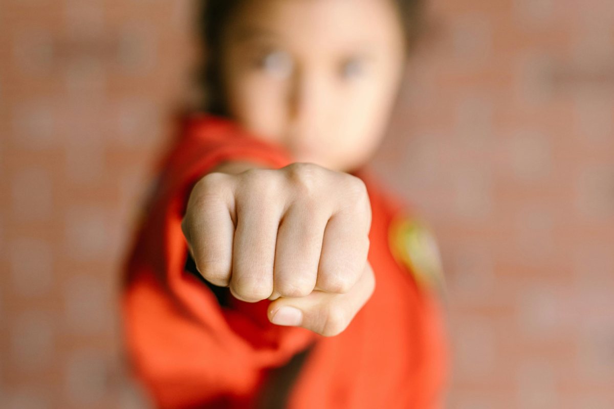 Una bimba con il kimono che mostra il pugno