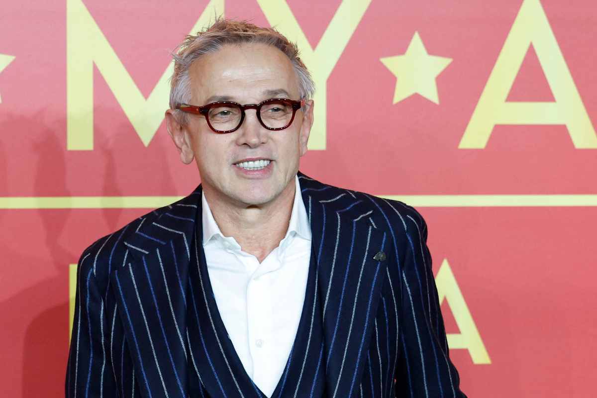 Bruno Barbieri che sorride con completo elegante