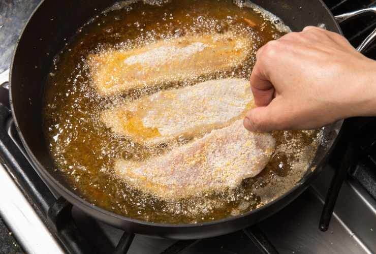 pesce che si cuoce in padella