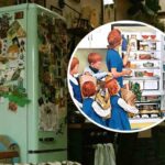 Un vecchio frigo verde e, in evidenza, una pubblicità vintage di un frigorifero