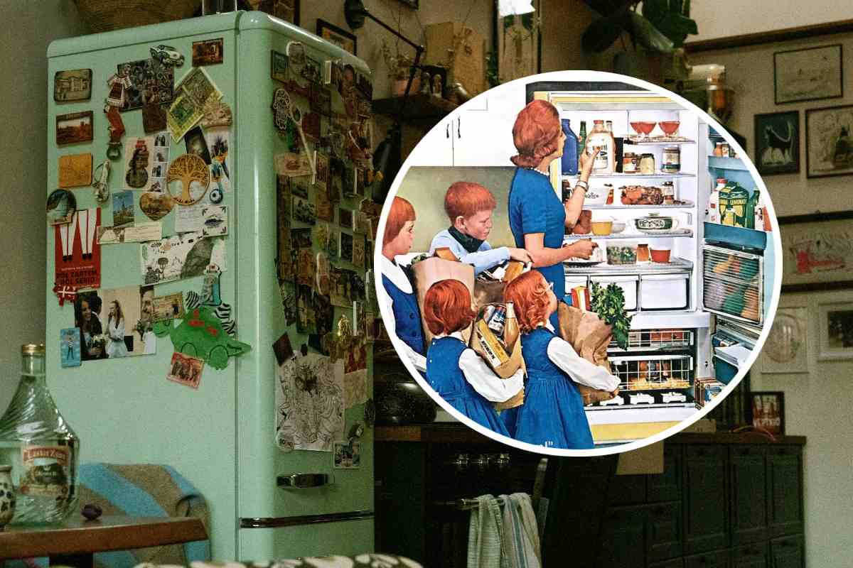 Un vecchio frigo verde e, in evidenza, una pubblicità vintage di un frigorifero
