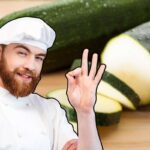 chef in primo piano e zucchine tagliate