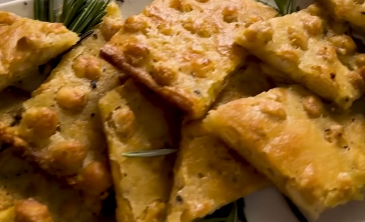 Schiacciata di ceci tagliata
