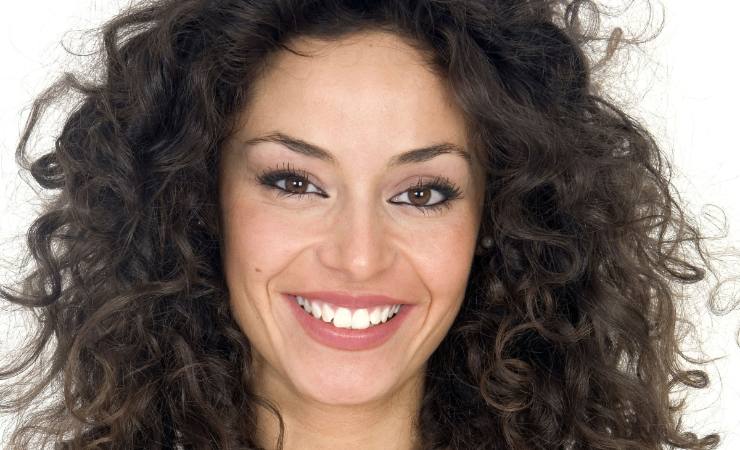 Raffaella Fico in primo piano sorridente