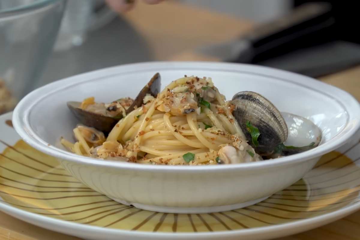 Piatto con spaghetti alle vongole