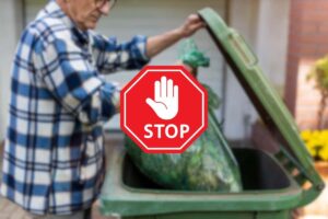 segnale di stop e uomo che getta qualcosa nella spazzatura