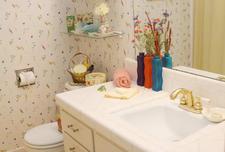 bagno arredato con carta da parati