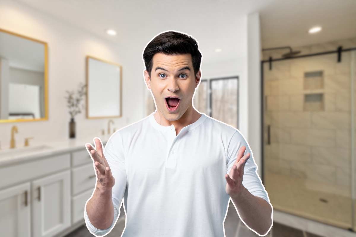 uomo in primo piano e bagno sullo sfondo