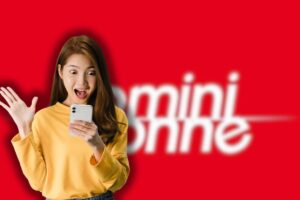 logo uomini e donne e donna che legge il telefono sconvolta